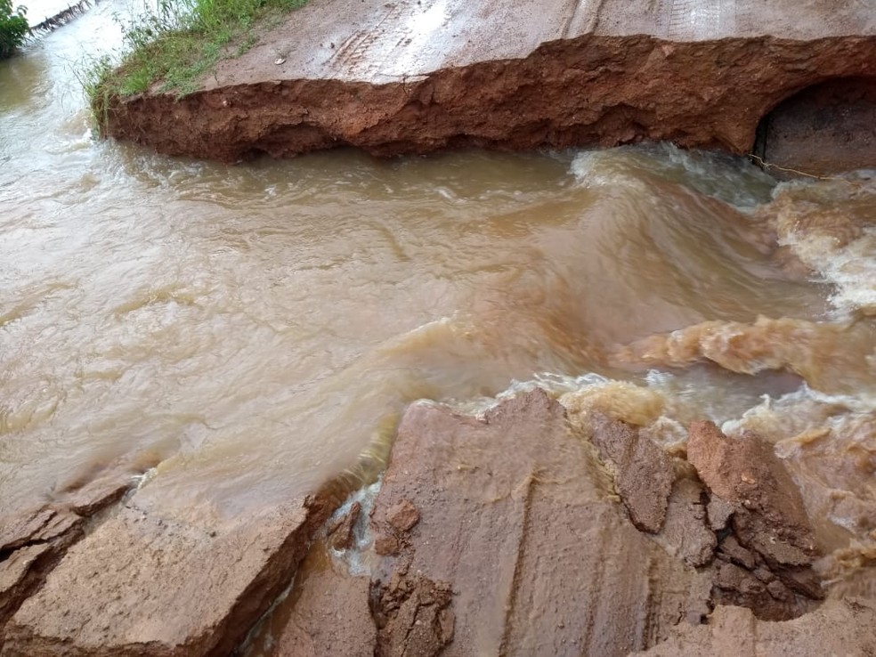 Estradas e pontes foram danificadas pela chuva em Nova União — Foto: Whatsapp/Reprodução