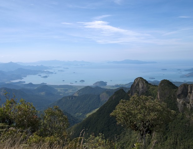 View of Paraty and Angra dos Reis (Rio de Janeiro) from Pedra da Macela in Cunha, São Paulo, Brazil (Foto: Getty Images)