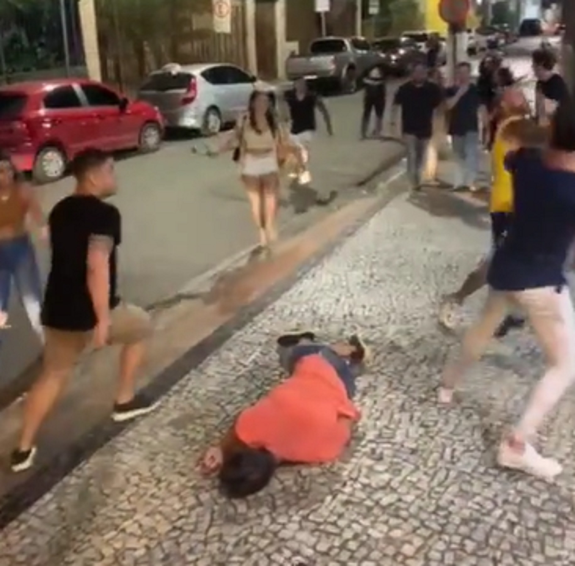 Policial penal leva soco na cabeça e desmaia durante confusão em Juiz de Fora; VÍDEO