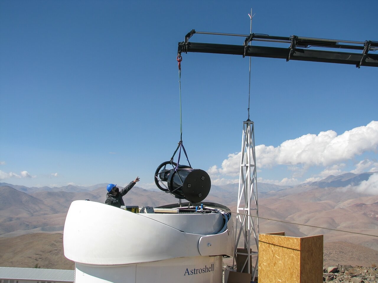 Registro da instalação da estrutura do TBT2 no Observatório de La Silla (Foto: Divulgação/ESO)