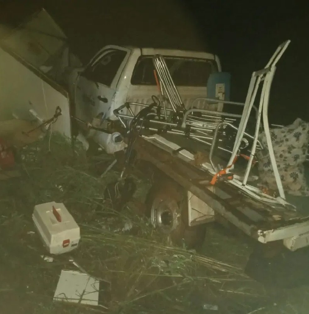 A ambulância ficou completamente destruída no acidente — Foto: Divulgação/Corpo de Bombeiros