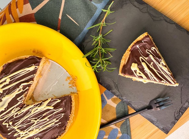 Uitlize chocolate branco derretido para finalizar a torta mousse de maracujá com ganache  (Foto: Divulgação / KitchenAid)
