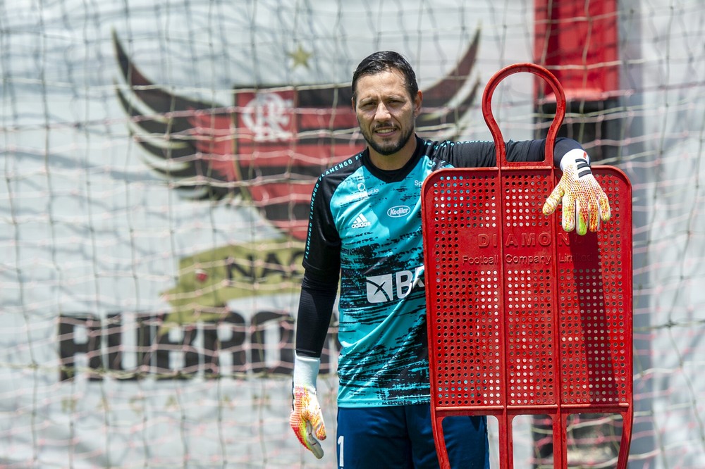 Flamengo se movimenta para resolver situação de Diego Alves em breve
