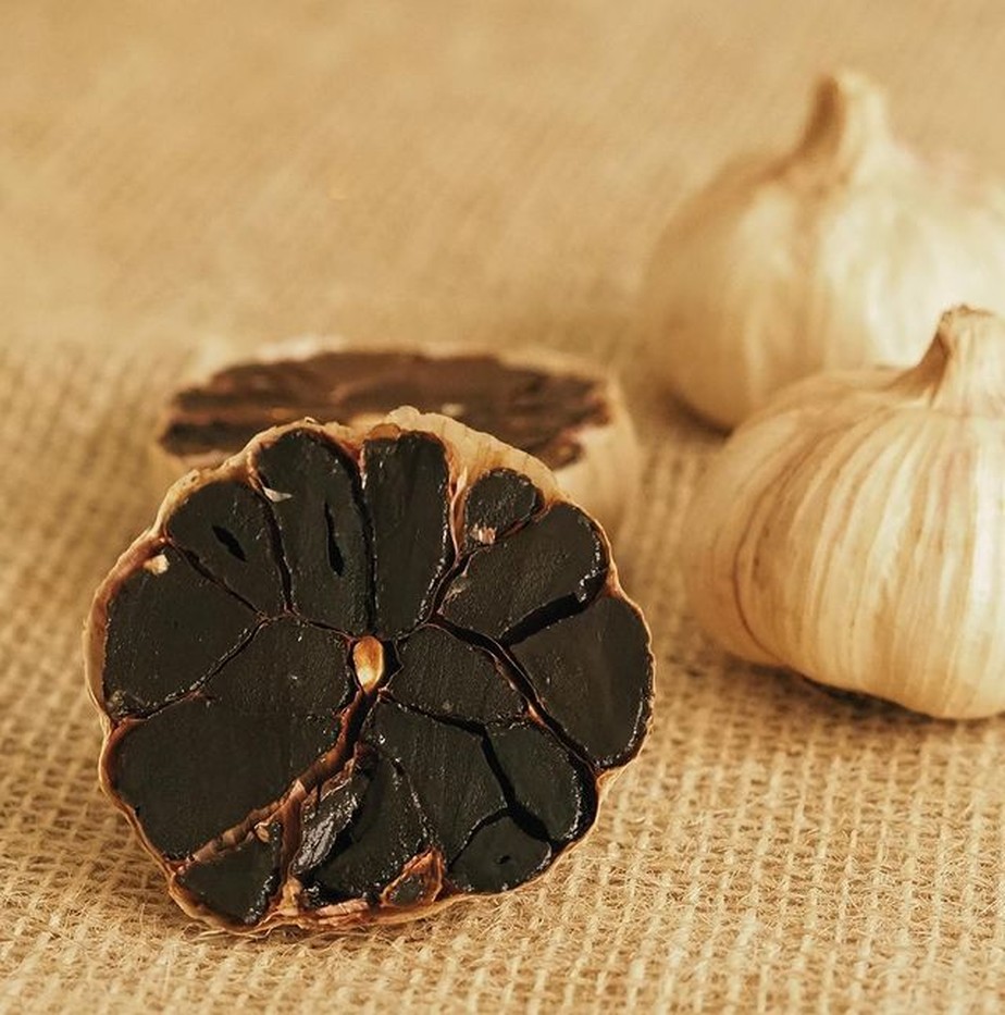 Para produzir um quilo de alho negro descascado são necessários quatro quilos da hortaliça fresca