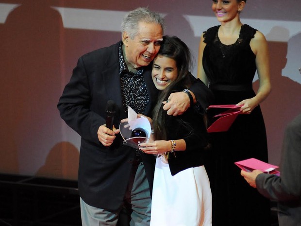 Luiz Carlos Barreto abraça Ana, filha de Gloria Pires, que representou a mãe ao receber o prêmio (Foto: Alexandre Durão/ G1)