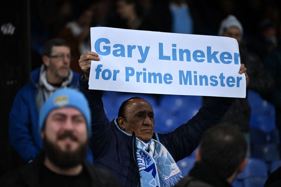Torcedor do Manchester City carrega cartaz com a frase 'Gary Lineker para primeiro-ministro'