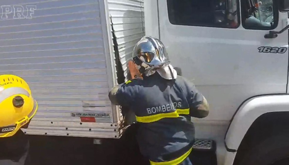 Corpo de Bombeiros precisou cortar parte do caminhão para retirar a droga — Foto: PRF/Divulgação