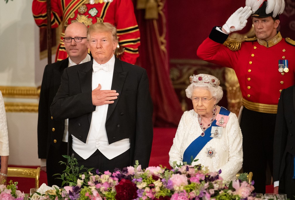 O presidente americano, Donald Trump, e a rainha Elizabeth em banquete de Estado nesta segunda-feira (3) no Palácio de Buckingham, em Londres. — Foto: Dominic Lipinski / POOL / AFP