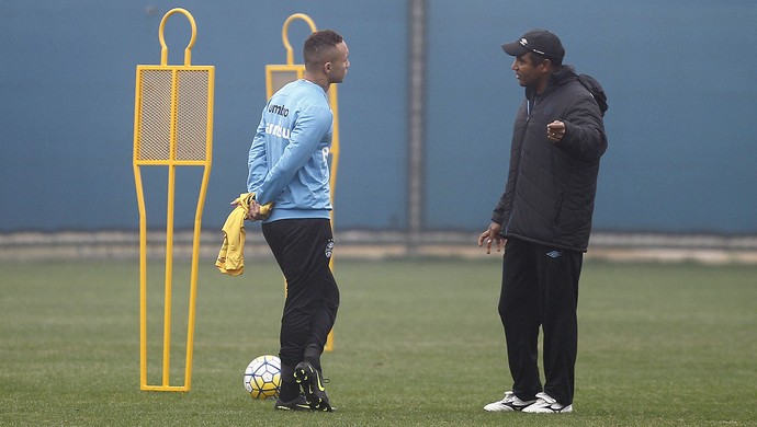 Roger aflora lado psicólogo e auxilia jovens do Grêmio a deslanchar no BR