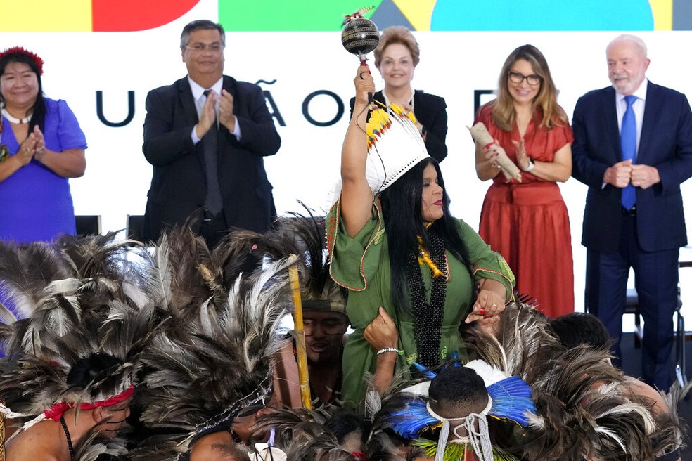 S&ocirc;nia Guajajara se torna 1&ordf; ministra ind&iacute;gena.  &mdash; Foto: Eraldo Peres/AP