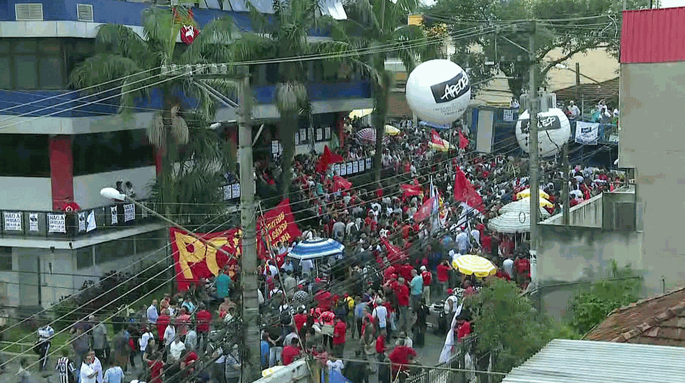 Concentração em frente à porta do Sindicato dos Metalúrgicos, onde Lula está (Foto: Reprodução/Globonews)