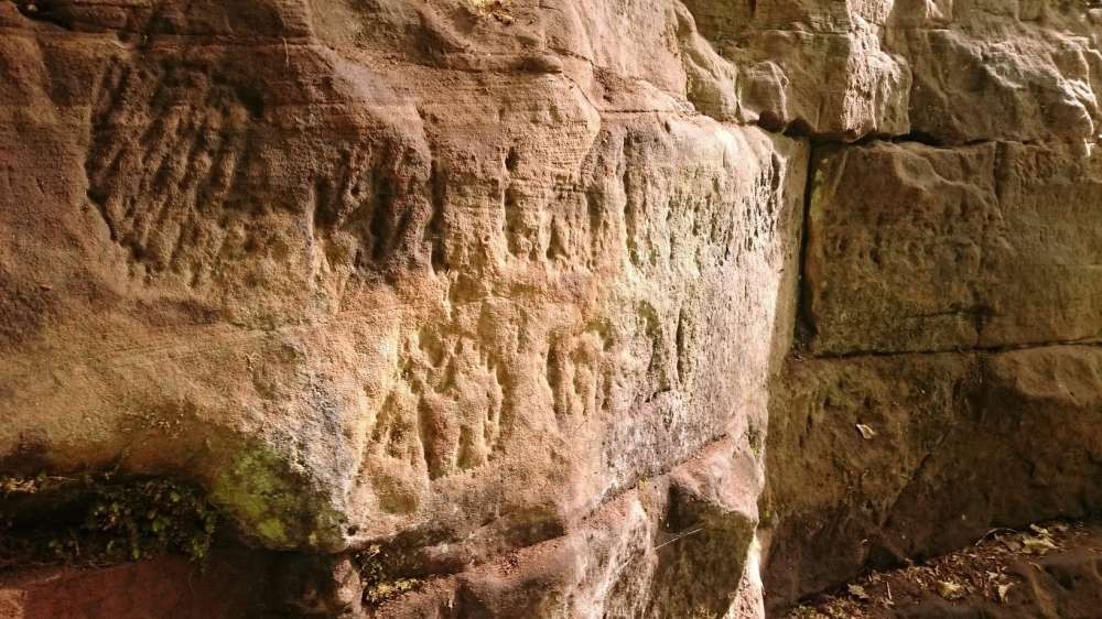 Desenhos em pedra feitos por romanos há milhares de anos (Foto: Newcastle University)