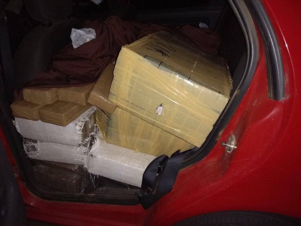 Droga estava dentro de um carro, em Presidente Epitácio (Foto: Osvaldo Bento/ Jornal Debate Notícias/Cedida)