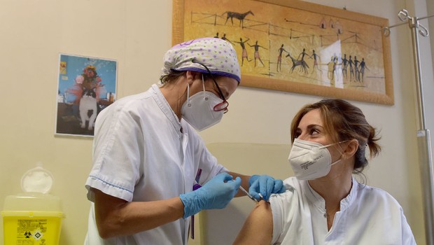 Profissionais de saúde são vacinados em hospital em Roma, na Itália (Foto: Getty Images)