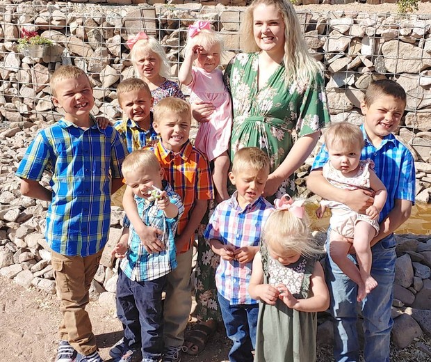 Courtney Rogers ao lado dos 10 filhos e grávida do 11º filho (Foto: Reprodução/Instagram/littlehouseinthehighdesert)
