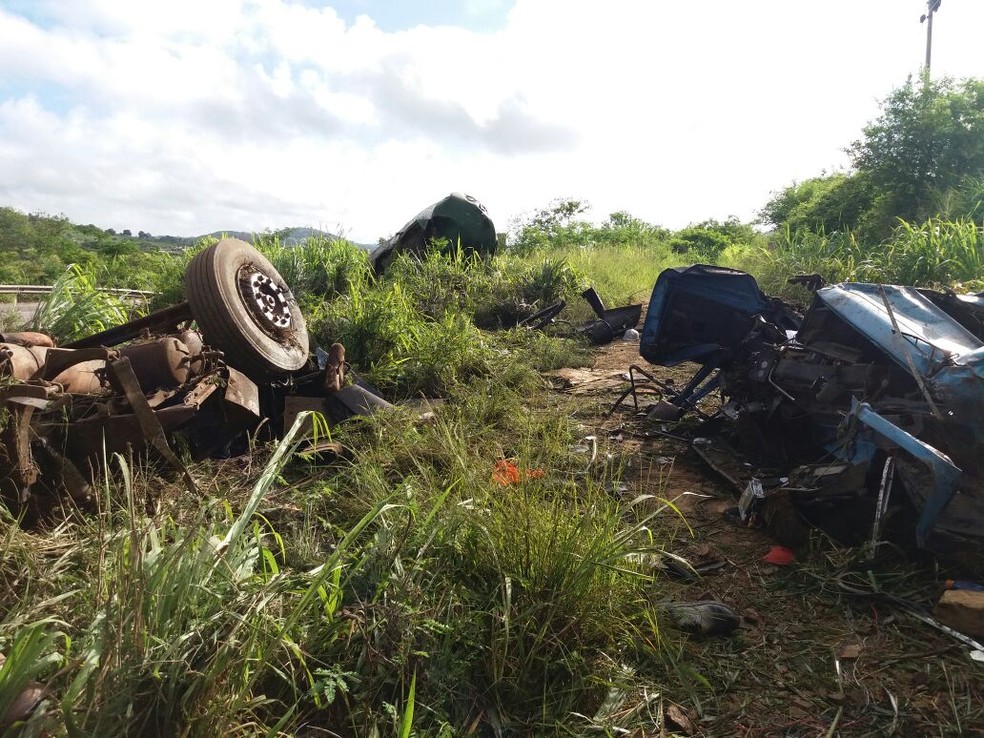 Caminhão ficou destruído depois de capotar em uma curva na BR-232, em Pombos, na Zona da Mata de Pernambuco, na noite de sábado (3). (Foto: PRF/Divulgação)
