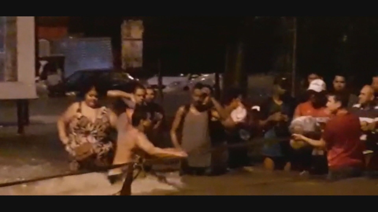 Rio tem previsão de chuva moderada após temporal; na Zona Norte, passageiros em ponto alagado foram resgatados com corda