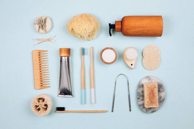 Bath accessories set for home on pastel blue background. . Zero waste concept. Flat lay style. (Foto: Getty Images)