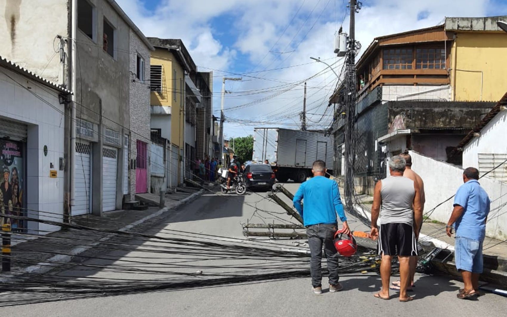 Caminhão arrasta fios e poste cai sobre homem no Recife; vídeo mostra socorro à vítima