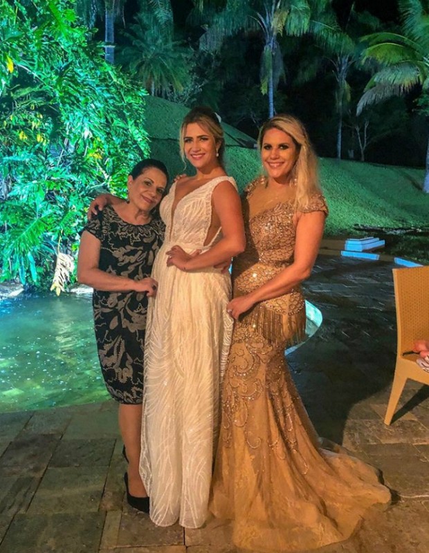 Jéssica Beatriz Costa com a mãe e a avó em seu casamento (Foto: Reprodução Instagram)