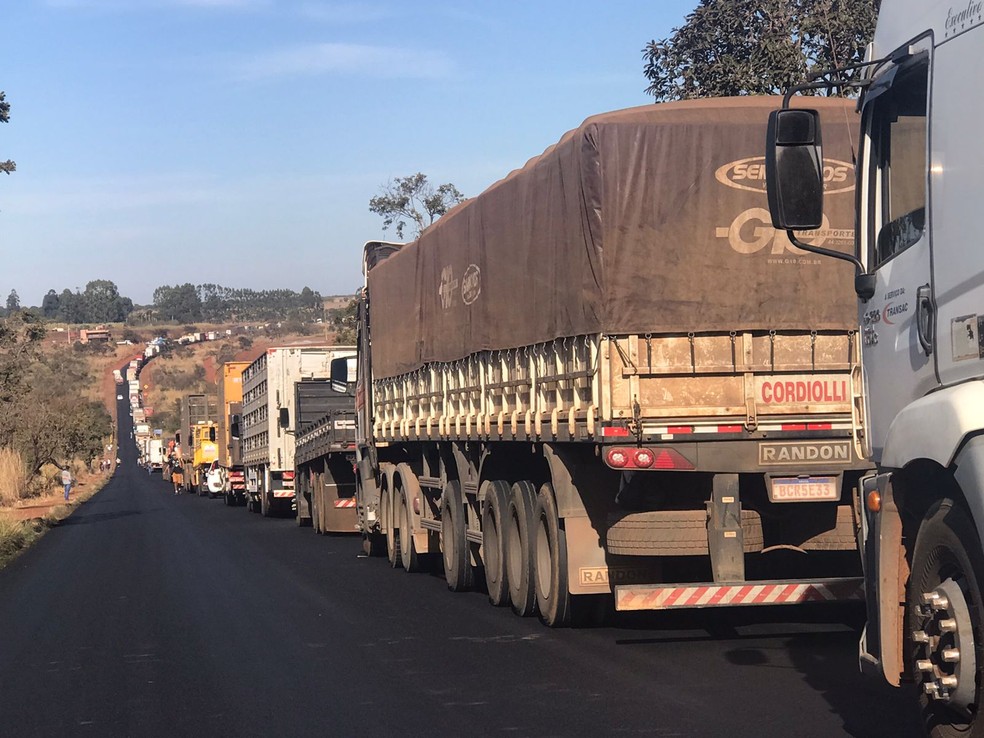 Por causa do acidente na MGC-497, grande congestionamento foi formado na estrada  — Foto: Fernanda Vieira/g1