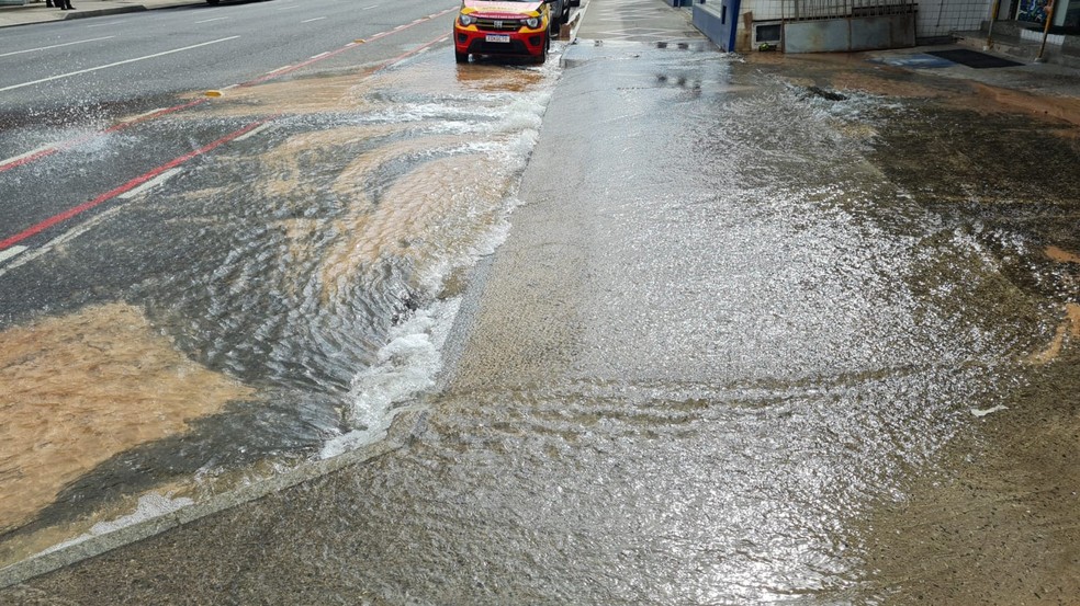 Intenso vazamento de água deixa trânsito lento na Pituba, em Salvador — Foto: Rildo de Jesus/TV Bahia