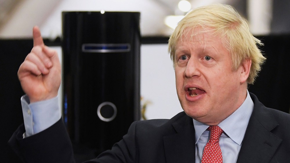O primeiro-ministro britânico Boris Johnson discursa em centro de contagem de votos em Uxbridge, na Inglaterra, na madrugada de sexta-feira(13)