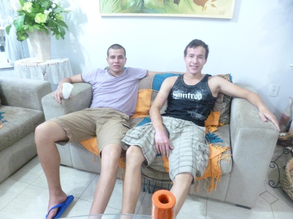 Guilherme e Emanuel foram entubados e ficaram mais de uma semana hospitalizados após incêndio na boate Kiss — Foto: Arquivo Pessoal