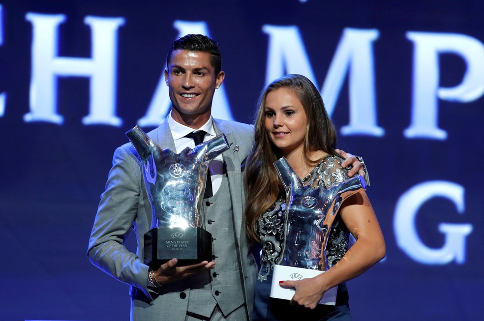 Cristiano Ronaldo e Martens com os troféus de melhores da temporada dados pela Uefa (Foto: REUTERS/Eric Gaillard)