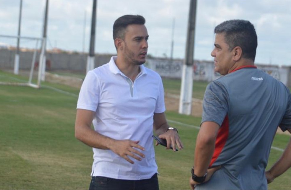 Marcelo Cabo sempre conversa sobre contratações com o dirigente Thiago Paes — Foto: Gustavo Henrique/ASCOM CRB