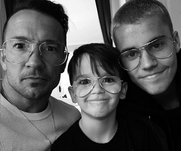 O pastor Carl Lentz com Justin Bieber e um dos filhos (Foto: Instagram)