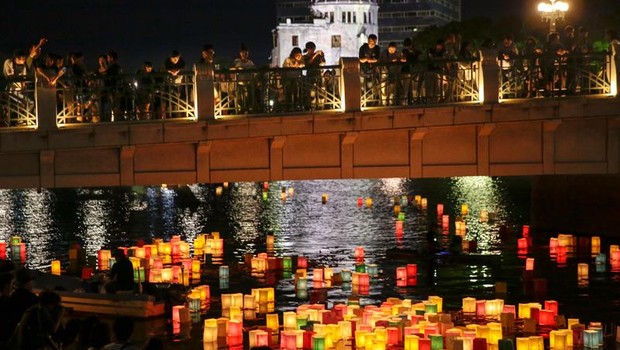 Lanternas de papel no rio Moyasu lembram os 72 anos desde o lançamento da bomba atômica em Hiroshima, o Japão (Foto: KIMIMASA MAYAMA/EFE)