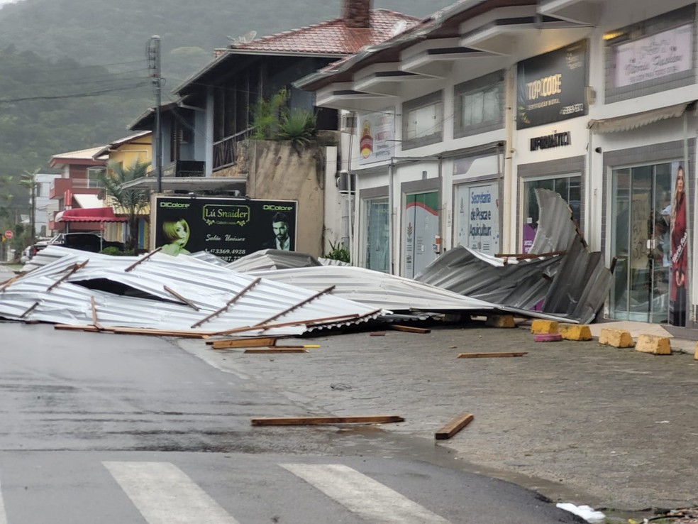 Placas foram arrancadas por conta do vento — Foto: Defesa Civil de Porto Belo/Divulgação