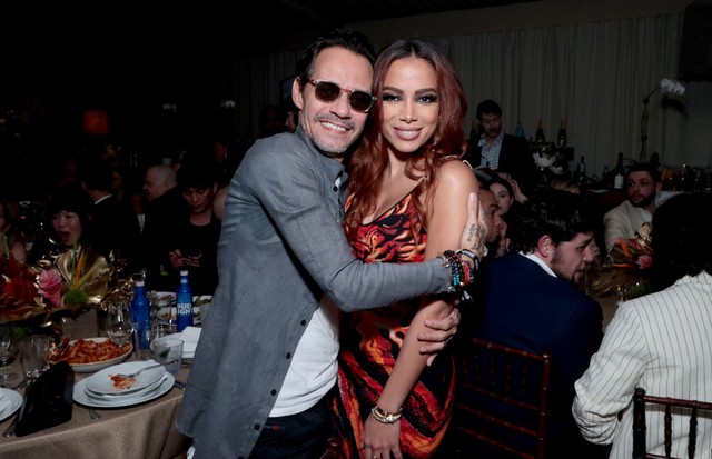 MIAMI BEACH, FLORIDA - DECEMBER 01: Marc Anthony and Anitta attend CORE Miami: a special evening hosted by Sean Penn to benefit CORE's Crisis Response Programs in Latin America, Haiti, and Brazil at Soho Beach House on December 01, 2021 in Miami Beach, Fl (Foto: Getty Images for CORE)