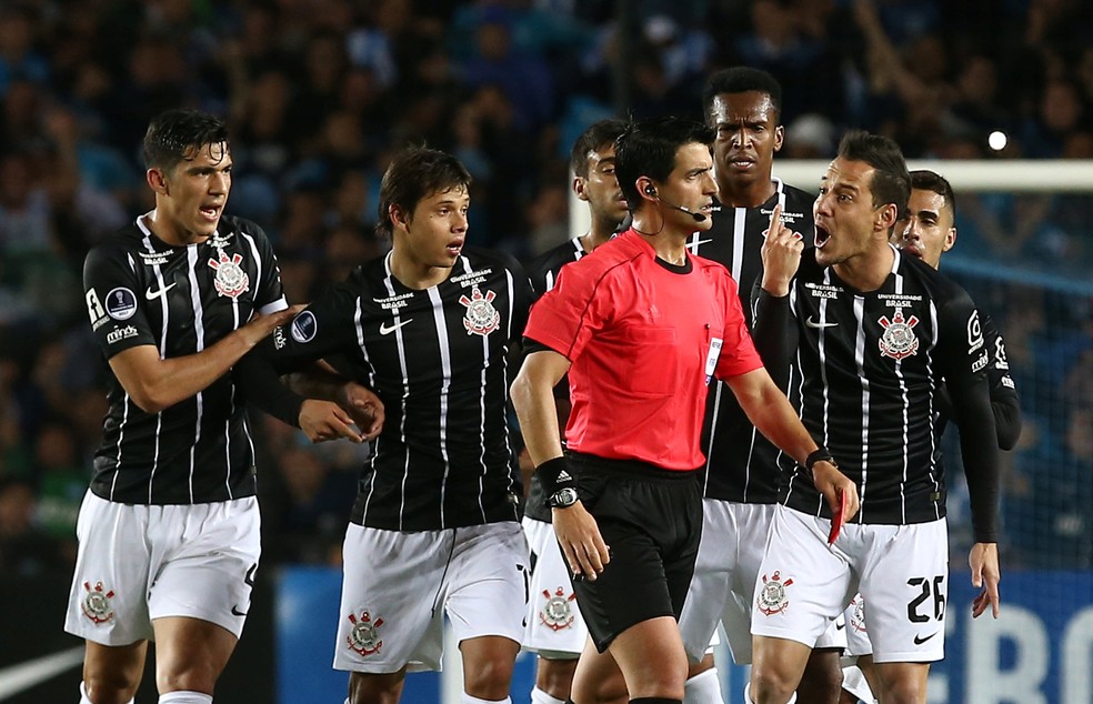 Rodriguinho só teve tempo de fazer uma falta no jogo: a que resultou em sua expulsão (Foto: Reuters)