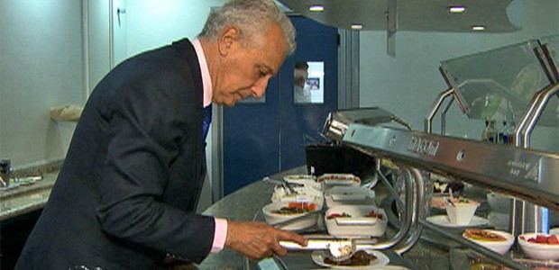 Pierre Dukan escolhe ingredientes para uma dieta (Foto: Mais Você / TV Globo)