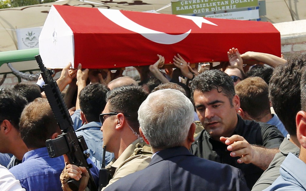 População carrega caixão de vítimas de tentativa de golpe miltiar na Turquia — Foto: Murad Sezer/ Reuters