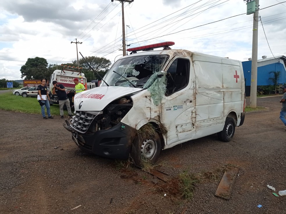 Ambulância capota após colidir com carro que estava saindo do acostamento em Avaré (SP) — Foto: Arquivo pessoal