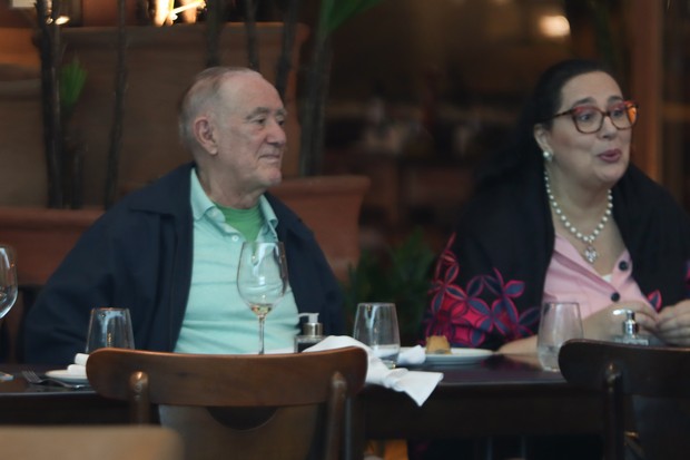 Renato Aragão troca carinho com esposa em restaurante na Barra da Tijuca (Foto:  Edson Aipim/Agnews)