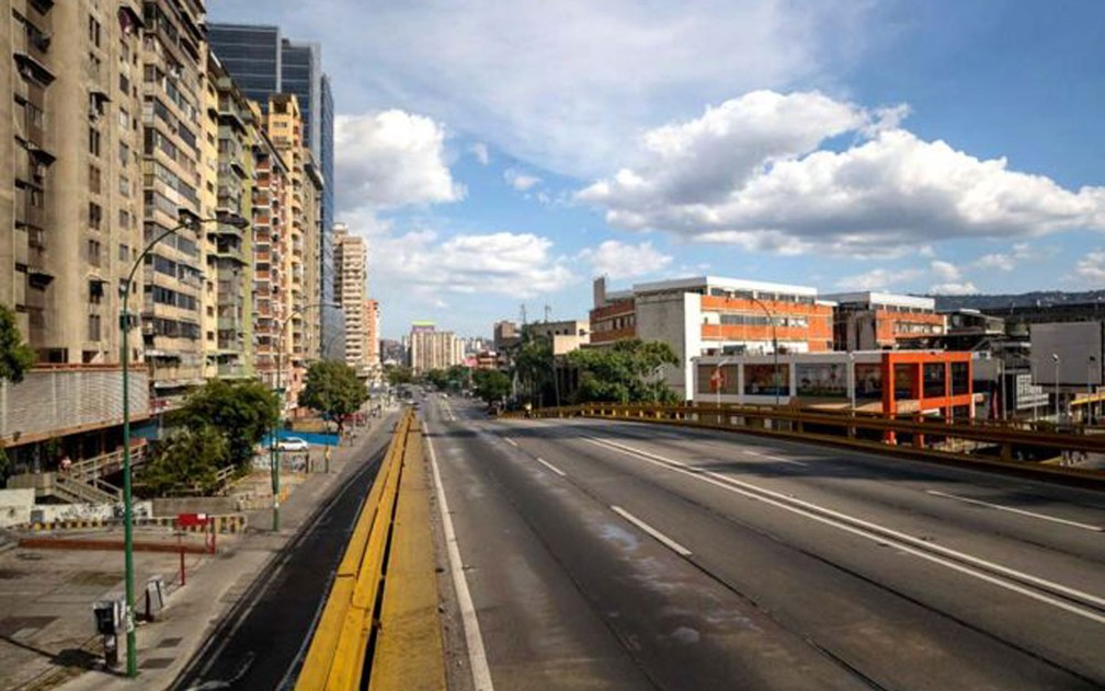 A avenida Francisco de Miranda em Caracas, Venezuela, está praticamente vazia. Forças de segurança do país estão visitando os principais bairros da cidade para incentivar que cidadãos fiquem em suas casas, fechem negócios e adotem medidas de prevenção contra o coronavírus  — Foto: Miguel Gutierrez/EPA/BBC