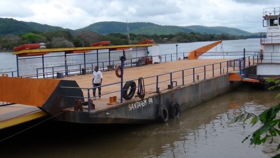 Balsa faz travessia da sede de São Félix do Xingu para área de proteção estadual. — Foto: Taymã Carneiro / g1