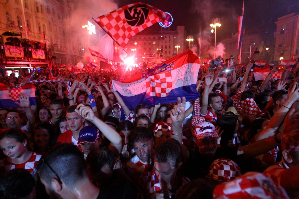 Festa de croatas tomou praÃ§a e adentrou a noite em Zagreb apÃ³s resultado na Copa do Mundo (Foto: Antonio Bronic/Reuters)