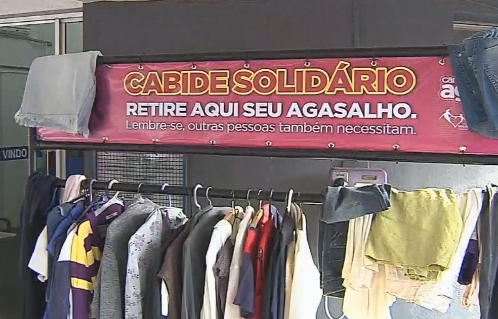 Cabides solidários estão espalhados em sete pontos de Botucatu  (Foto: TV TEM / Reprodução )