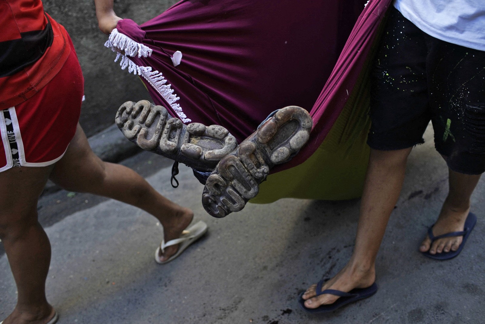Moradores carregam corpo de vítima da operação da polícia no Complexo do Alemão — Foto: Mauro Pimentel / AFP