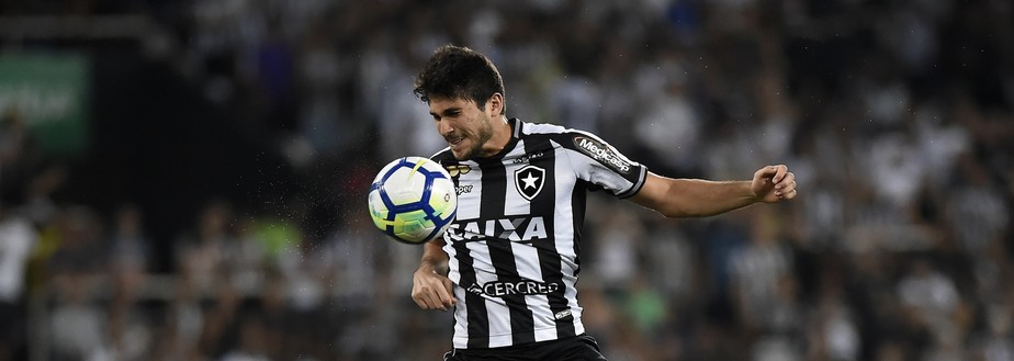 Atlético-MG não desiste e faz nova investida por Igor Rabello, zagueiro do Botafogo