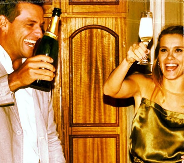 Carolina e Rodrigo Lombardi fazem brinde de despedida (Foto: Instagram)