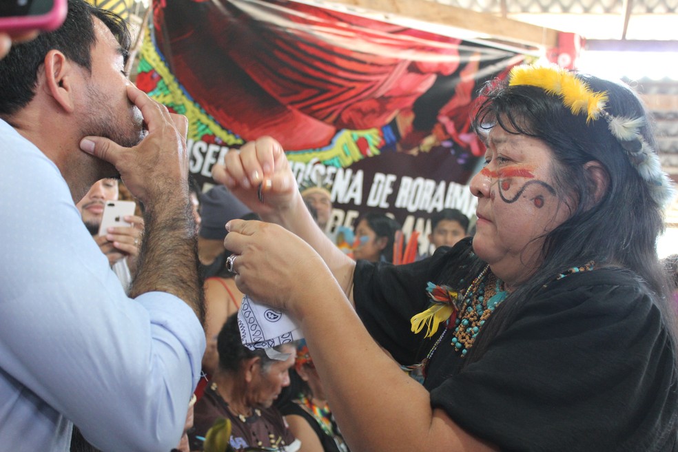 Joenia Wapichana em cerim&ocirc;nia da Pimenta nos Olhos &mdash; Foto: Samantha Rufino/g1 RR