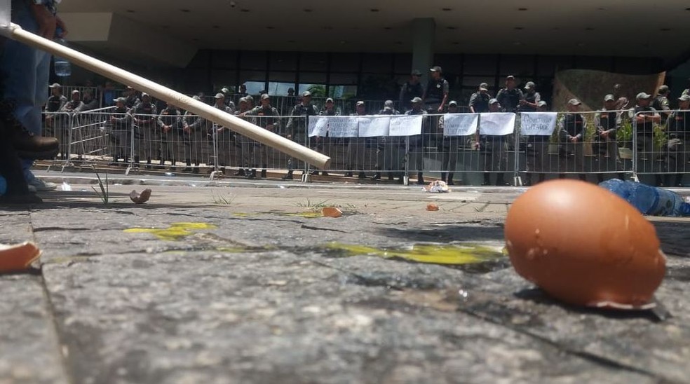 Manifestantes jogam ovos em frente da Aleac, em Rio Branco, em protesto — Foto: Luízio Oliveira/Rede Amazônica Acre