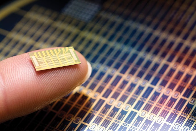 Um chip dentro de você:Sensor do MIT é inserido sob a pele de pessoas com osteoporose e libera remédio automaticamente (Foto: Reprodução)