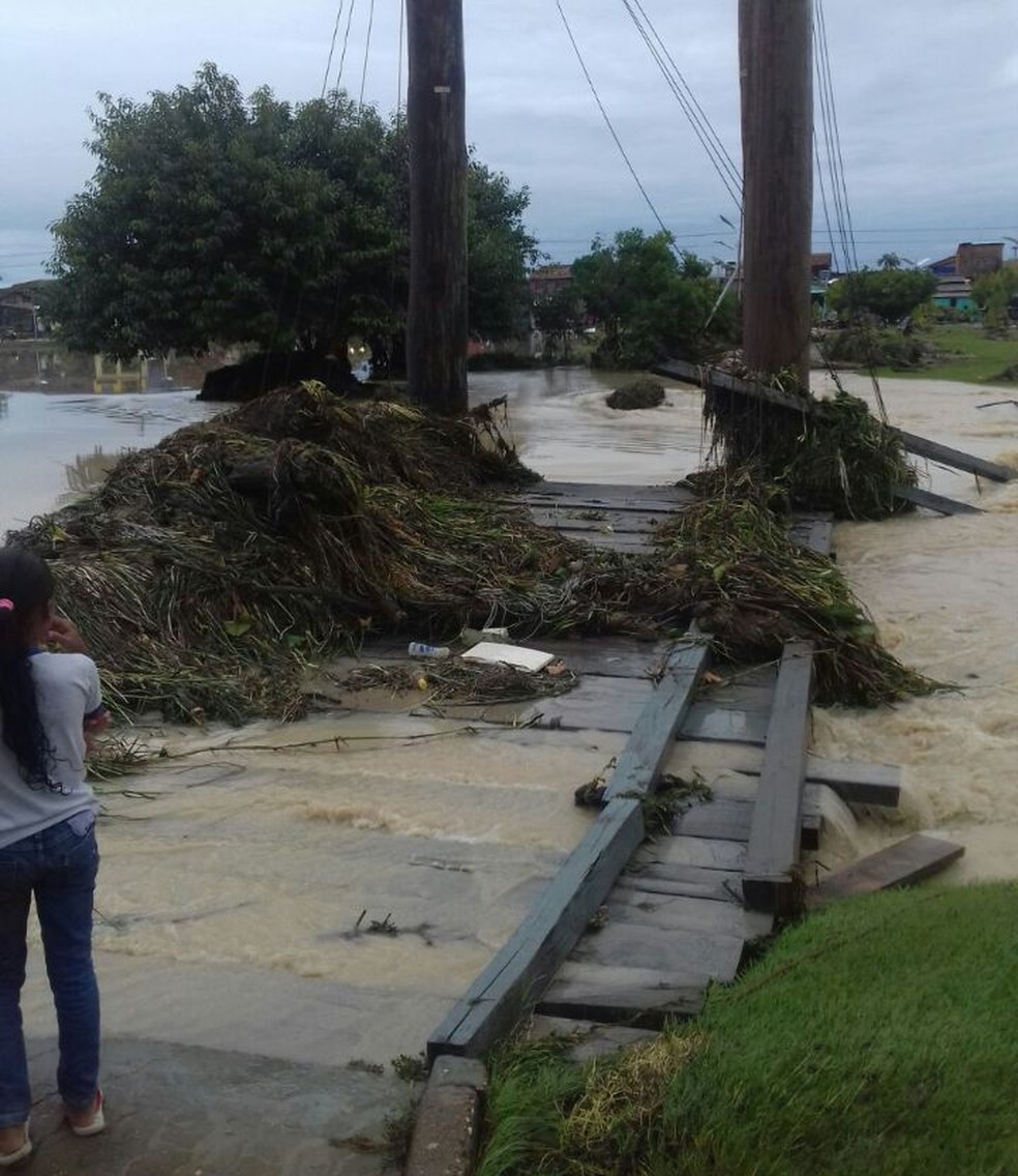 Uma ponte foi invadida pela enxurrada — Foto: Reprodução/Tv Liberal